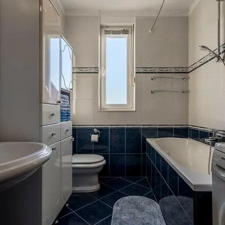 Split Central Apartment,Free Private Parking *